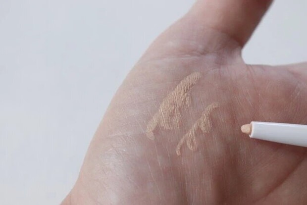 ダイソー　コーウ　スティックアイシャドウ　01イエローベージュ