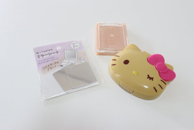 セリアのコスメに貼れる貼ってはがせるミラーシート