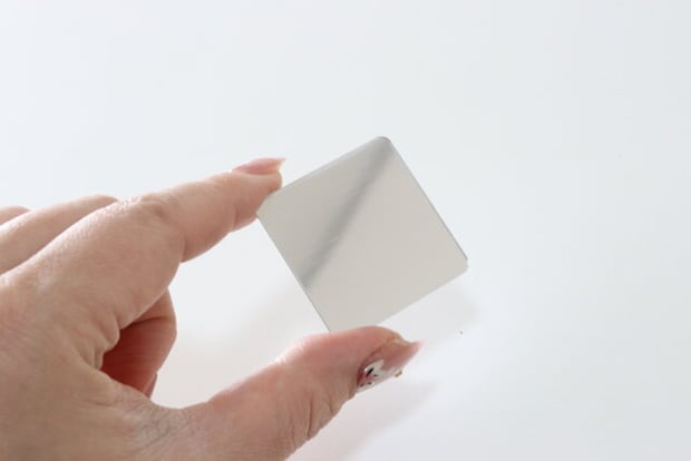 セリアの貼ってはがせるミラーシートのビジュアル