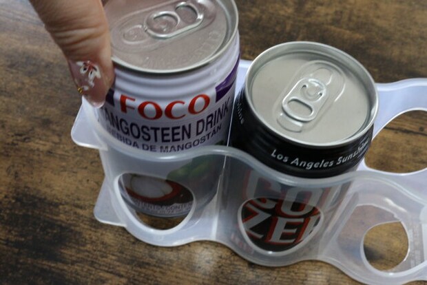 冷蔵庫収納 缶ホルダー C　取り出し
