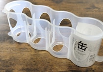 100均のコレで一発解決！縦置きできるって効率良すぎ！冷蔵庫が片付く便利なケース