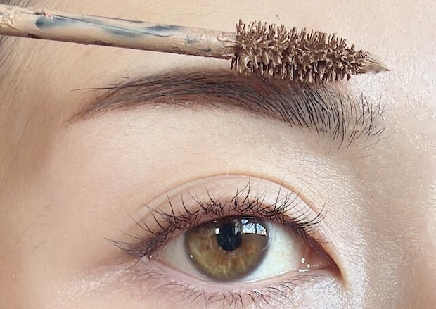 眉マスカラでサッと色を馴染ませる