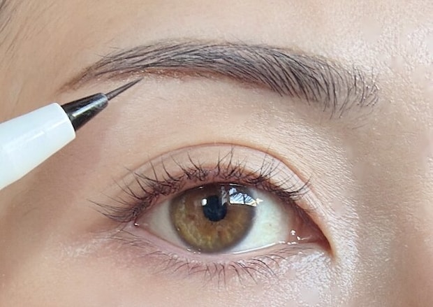 リキッドアイブロウで眉の形を整える