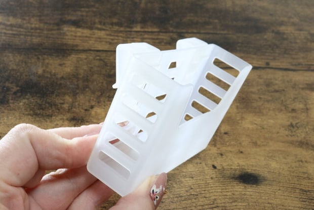 冷蔵庫ドアポケット収納ケース（スリム）　フック位置を変えられる