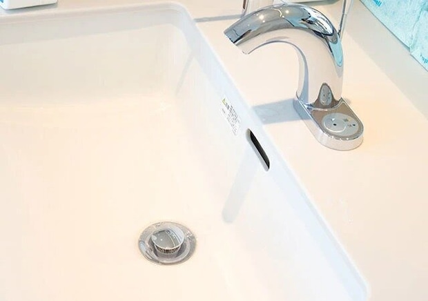 ダイソーの目隠しできる洗面台のゴミガードのシルバー