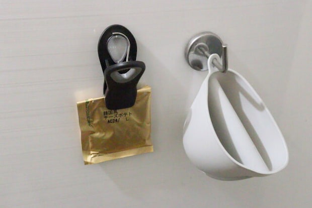 ダイソーのマグネット付クリップ（黒）で小袋を浮かせる