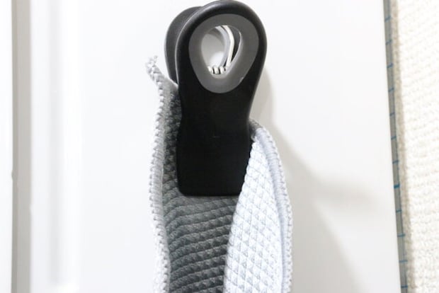 ダイソーのマグネット付クリップ（黒）でふきんを浮かせる