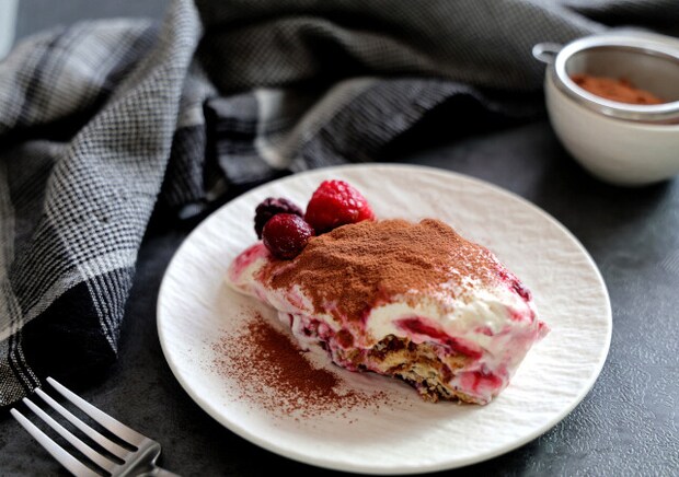 材料を混ぜて重ねるだけなのにおしゃれで美味しい！簡単すぎるベリーのピンクティラミス