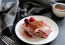 材料を混ぜて重ねるだけなのにおしゃれで美味しい！簡単すぎるベリーのピンクティラミス