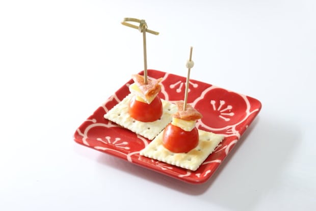 ダイソーの竹製ピックス（結び、12本）と竹製ピックス（パール調、12本）をピンチョスに使う