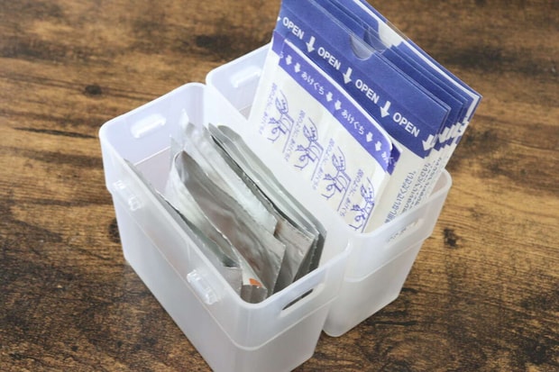 セリアのこまごま整理カップM 3Pで絆創膏と粉薬を収納する