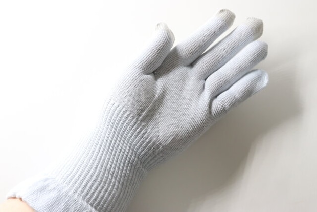 おうちケアニットグローブ（ロング丈、タッチパネル対応）　装着