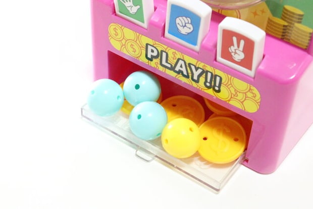 ダイソーのじゃんけんゲーム機の景品の取り出し口