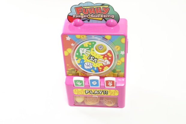 ダイソーのじゃんけんゲーム機は懐かしのアーケードゲームを彷彿とさせるデザイン