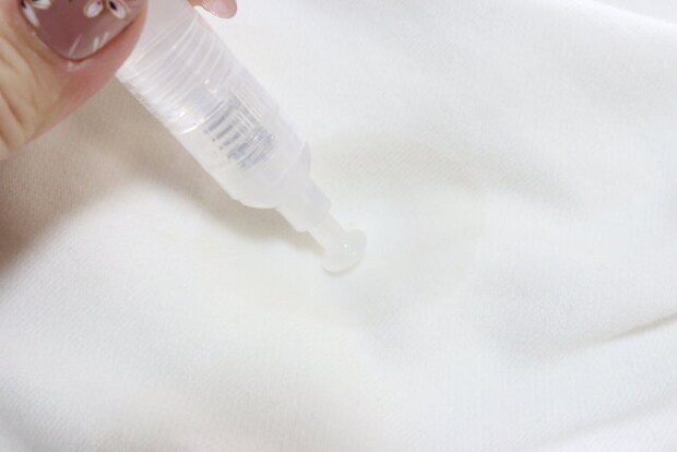 シミ取りペンセット　汚れを軽く叩く