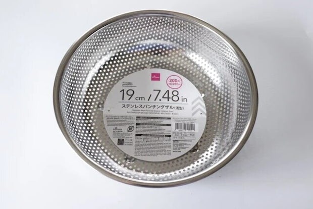 ダイソー　ステンレスパンチングザル（浅型、19cm）　パッケージ