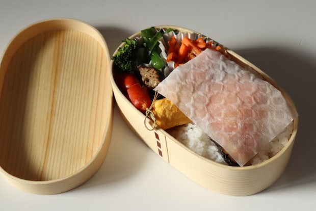 ダイソー ごはんがべたつきにくい!お弁当シート ダイソーのお弁当シートはごはんの水分を吸収してべたつきにくくなる