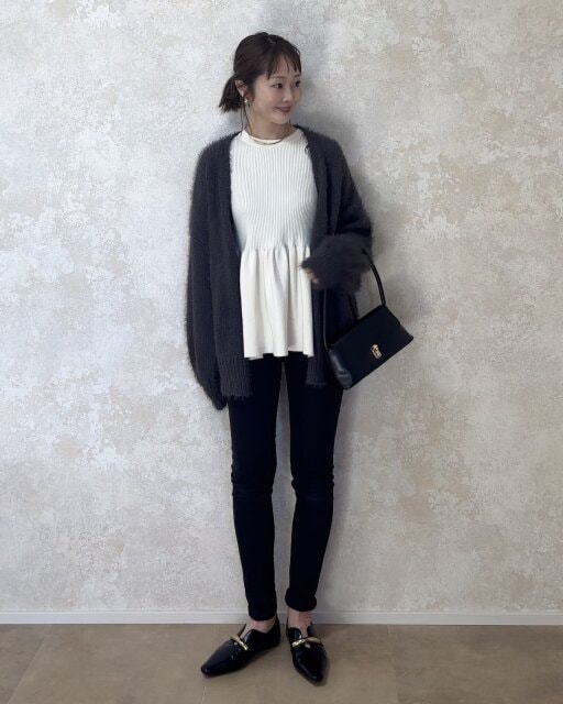GUペプラムニットプルオーバーと黒スキニーのスタイルアップコーデ
