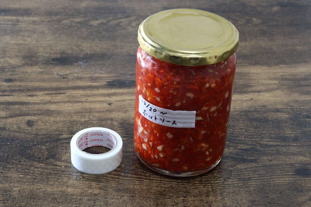 ダイソーのキッチン用ラベルテープ（PITTA PETTA、ホワイトパターン、15mm×3m）をビン貼る