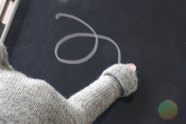 指穴付ニット手袋（ライン・リボン）　スマホ操作