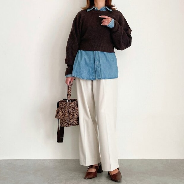 しまむらブラウンニットのデニムシャツレイヤードコーデ