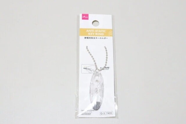 ダイソーの静電気除去キーホルダーのパッケージ