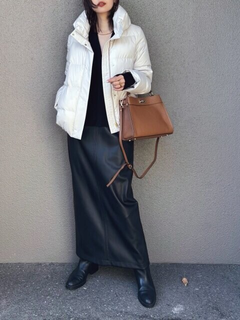 2025大人女性おすすめ冬黒スカートダウンコーデ