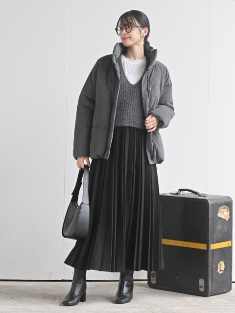 2025大人女性おすすめ冬黒スカートグレーダウンコーデ