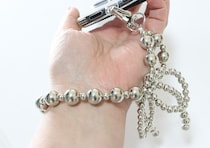 アクセサリーみたいに可愛い♡300円に見えないスマホグッズ