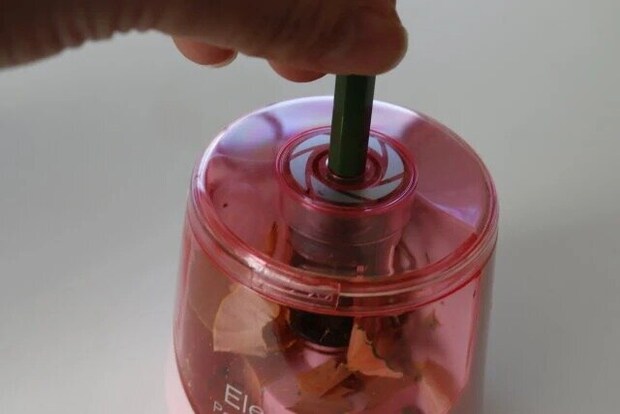 ダイソー　電動鉛筆削り