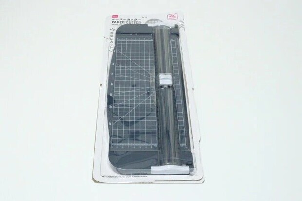ダイソー　ペーパーカッター（分度器付）　パッケージ