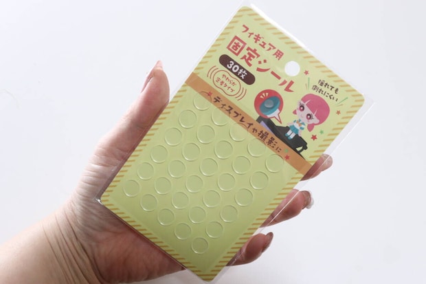 セリア　フィギュア固定シール　ディスプレイ