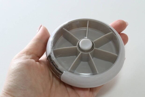 スリーコインズの回転ピルケースのビジュアル