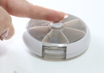 「バズってたけど見つけられなかったヤツ」ボタンを押すと回転する300均のケース