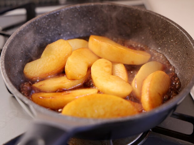 りんごを入れ、上下を返しながらキャラメルを絡める。