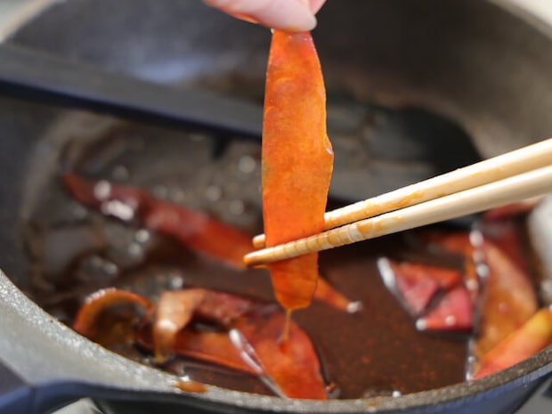 フライパンに残った皮に付いたキャラメルを落とす