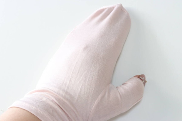 ダイソー おうちケアミトングローブ ダイソーのおうちケアミトングローブを装着する