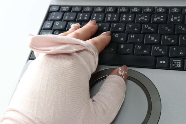 ダイソーのパソコン作業ができるおうちケアミトングローブ