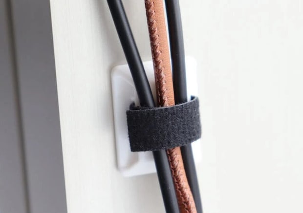 ダイソーのベルト付コードフックは配線の整理に便利