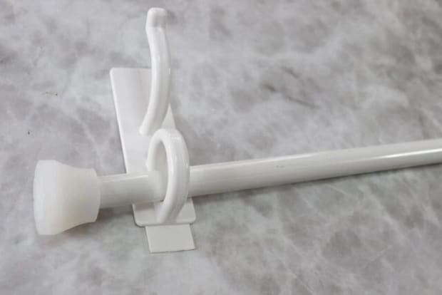 ダイソーのHAGASEL HOOK ROUND ストレッチタブはつっぱり棒とセットで便利