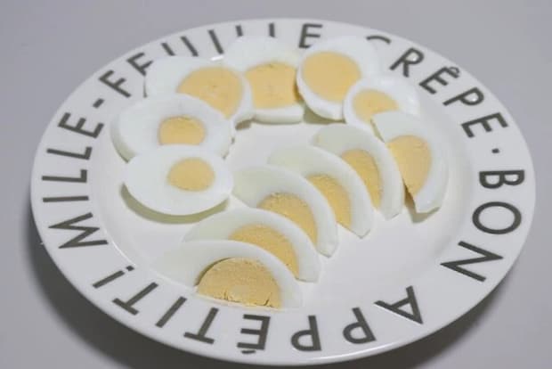 ダイソーの時短キッチングッズ ダイソーの2way玉子カッターはスライスとくし切りの2通りに対応