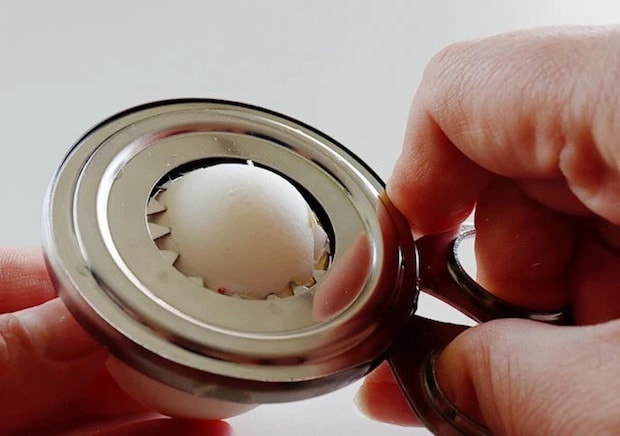 ダイソーの時短キッチングッズ ダイソーのエッグオープナーは半熟卵の殻がむきやすい