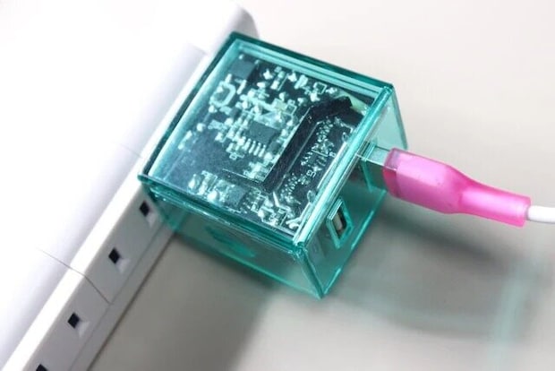 ダイソー　USB ACアダプター（3.4A、2ポート、ミントグリーン）