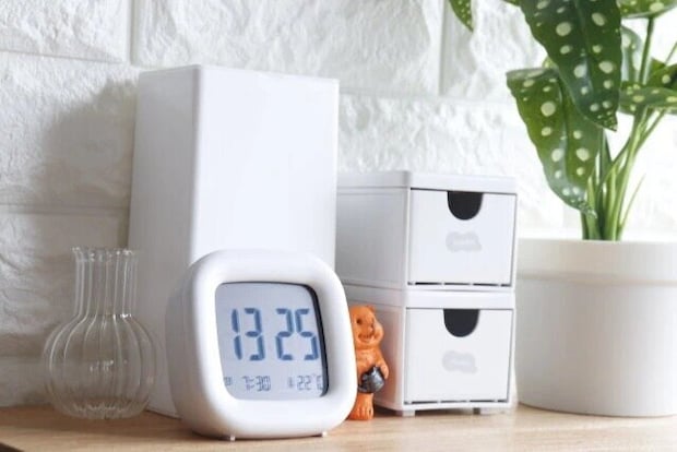 ダイソー　デジタル時計（WH）