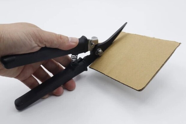 ダイソーの万能ハサミ