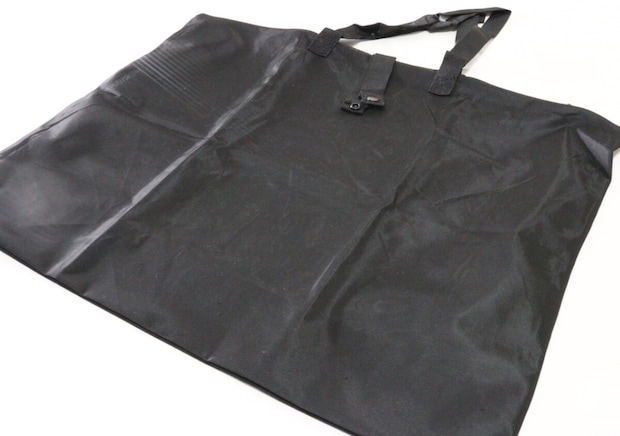 珍しい大きめサイズで使いやすさアップ！旅行に便利な100均黒バッグ