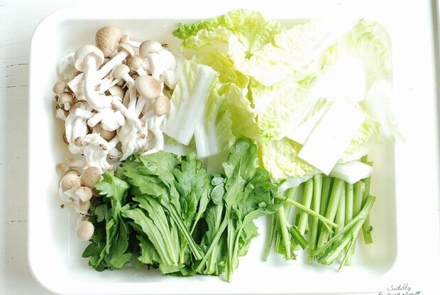 白菜と春菊は食べやすい大きさにカットする。しめじは石づきを取って小房に分ける