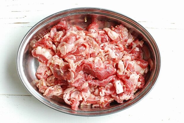 合わせ調味料半量を牛小間肉に揉みこむ。