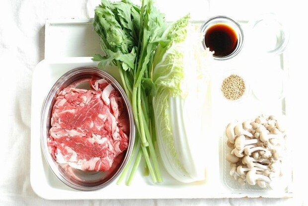 野菜たっぷり牛小間すき焼き材料