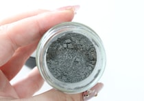 えっ…真っ黒！人気ご当地グルメが自宅で味わえる？！香りがクセになる魔法の粉